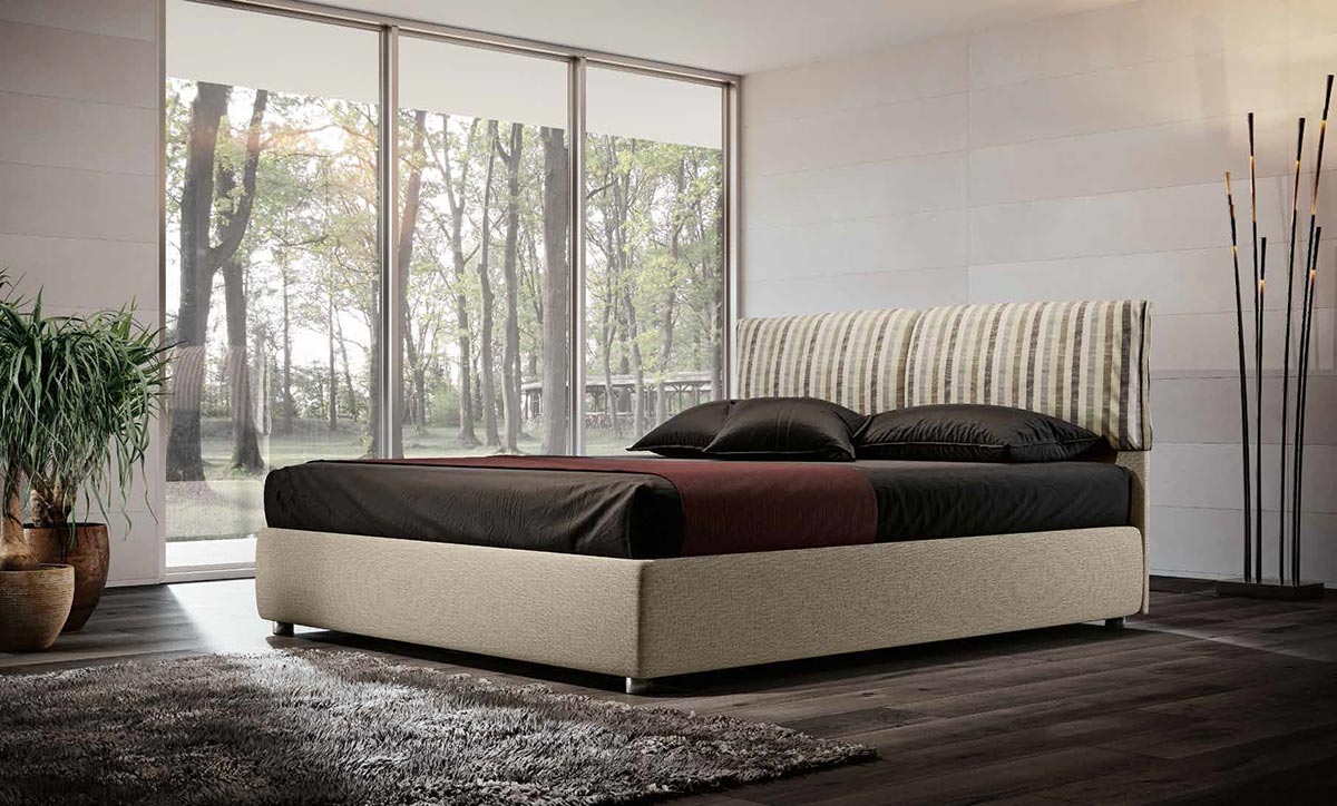 Letto matrimoniale beige con cuscini a righe