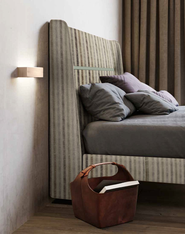 Letto matrimoniale a righe con piedini, testata retrofinita