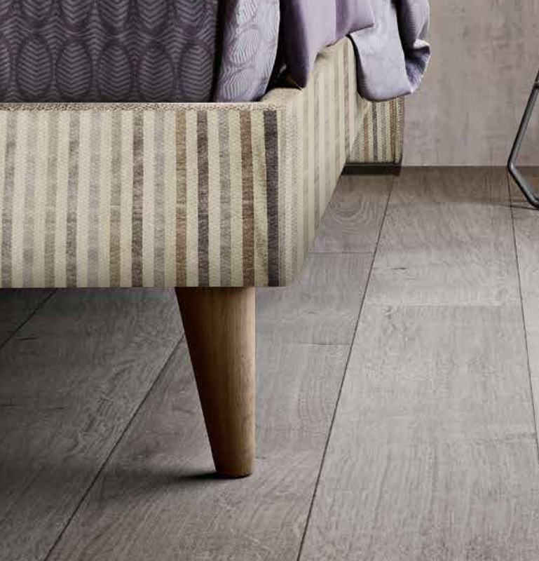 Letto matrimoniale a righe con piedini, testata retrofinita