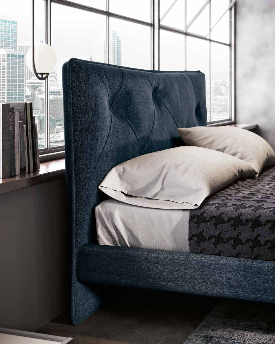 Letto matrimoniale blu notte in tessuto, con testata retrofinita