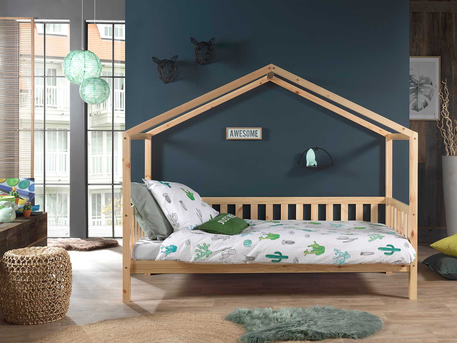Letto montessoriano pino massello, design a casetta, disponibili 3 finiture