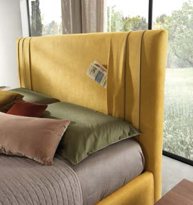 Camera matrimoniale moderna con armadio, comò e comodini in Noce naturale e cachemire