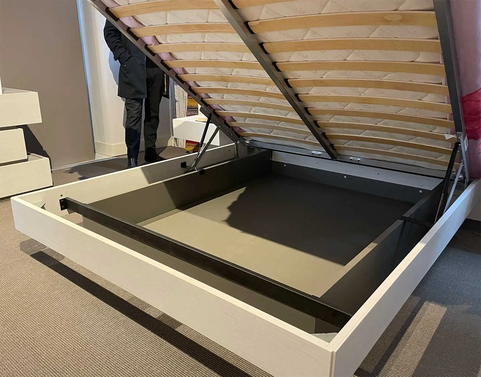 Letto matrimoniale contenitore Efeso, finitura cannettato e grigio seta