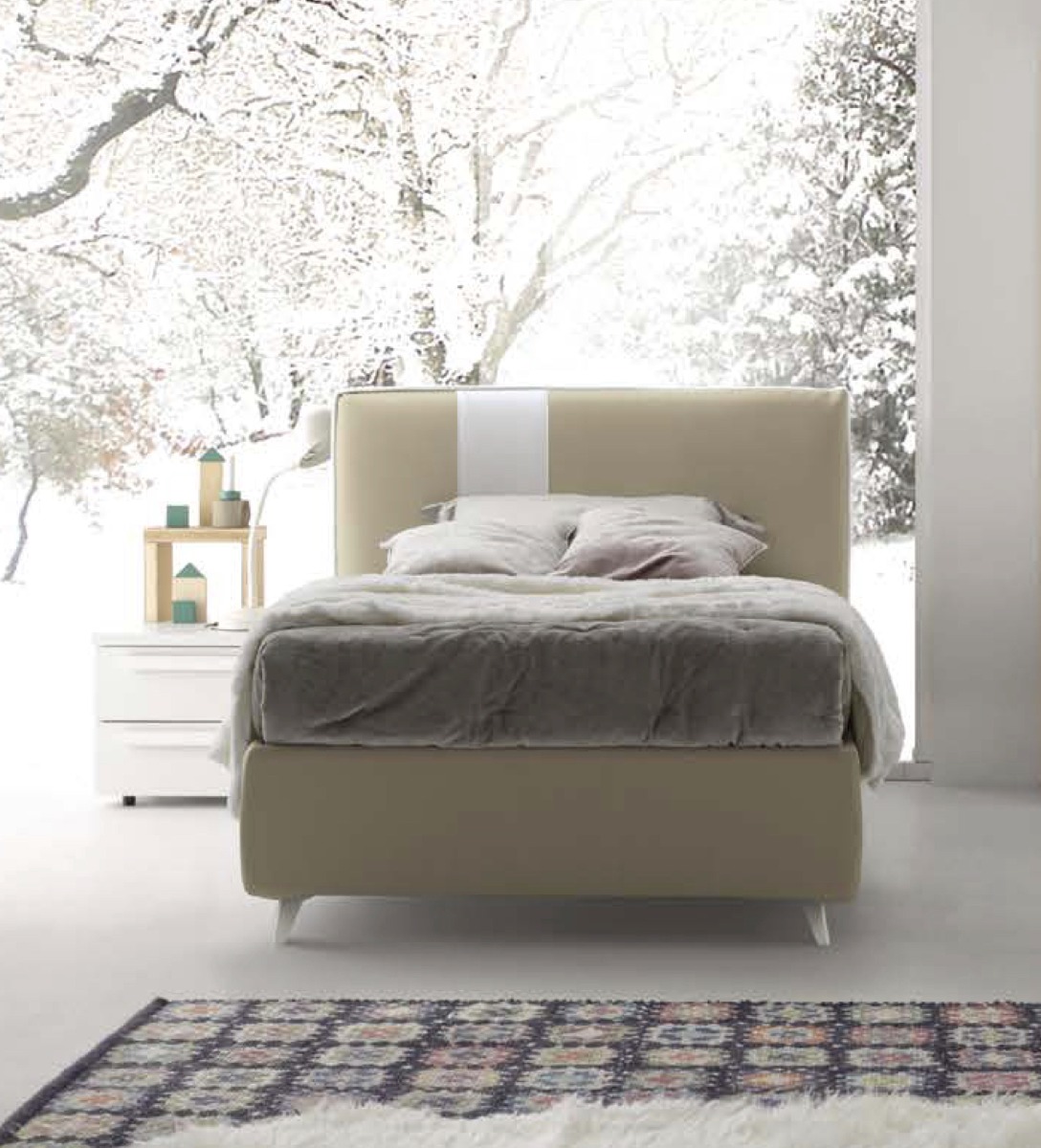 Letto 1 piazza e mezzo ecopelle travertino, piedini bianchi