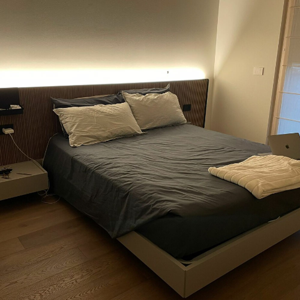 Letto matrimoniale contenitore Efeso, finitura cannettato e grigio seta
