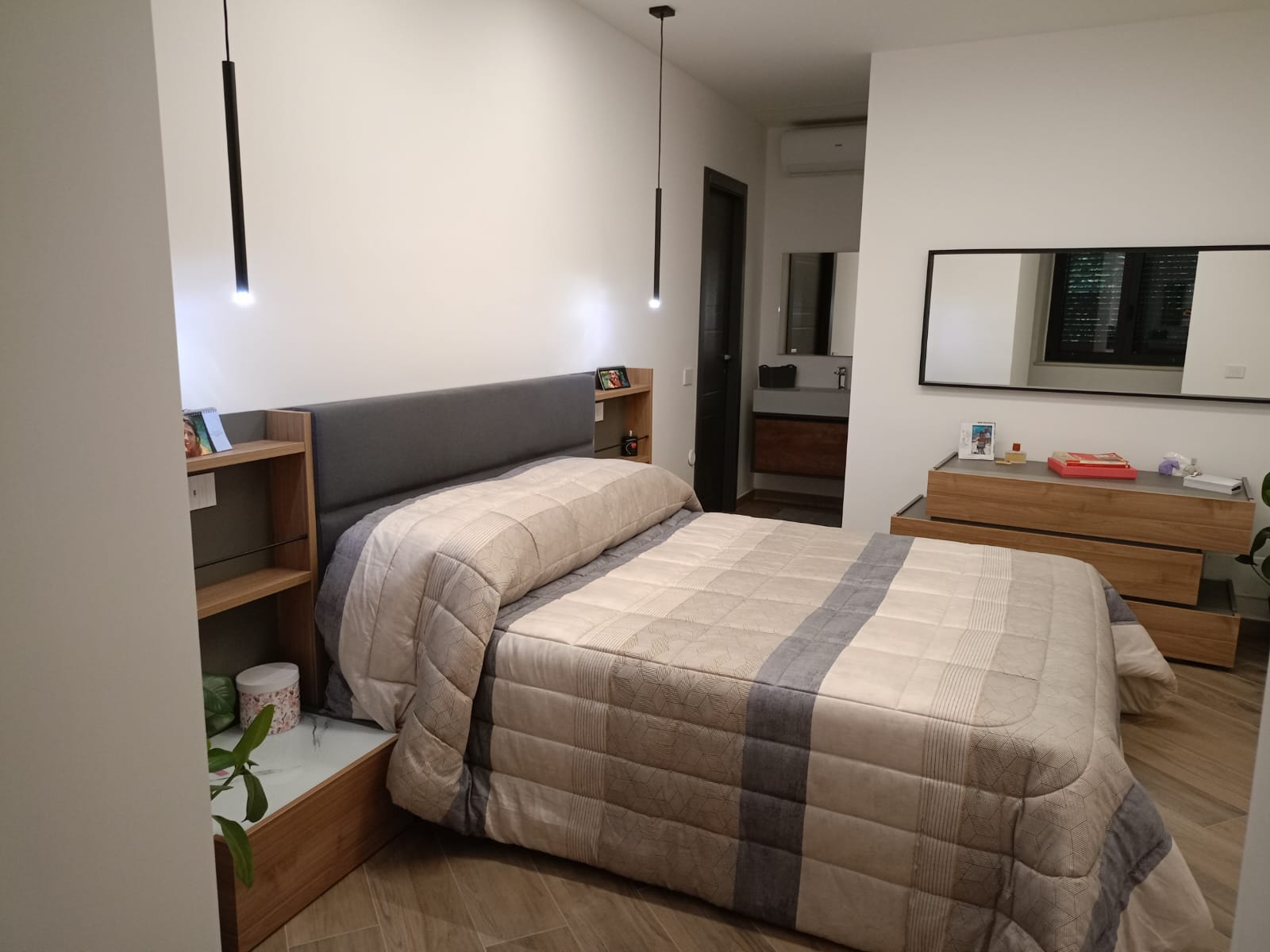 Elegante Letto matrimoniale contenitore Ester, finitura Noce biondo e Grigio cenere con testata tessuto Grigio