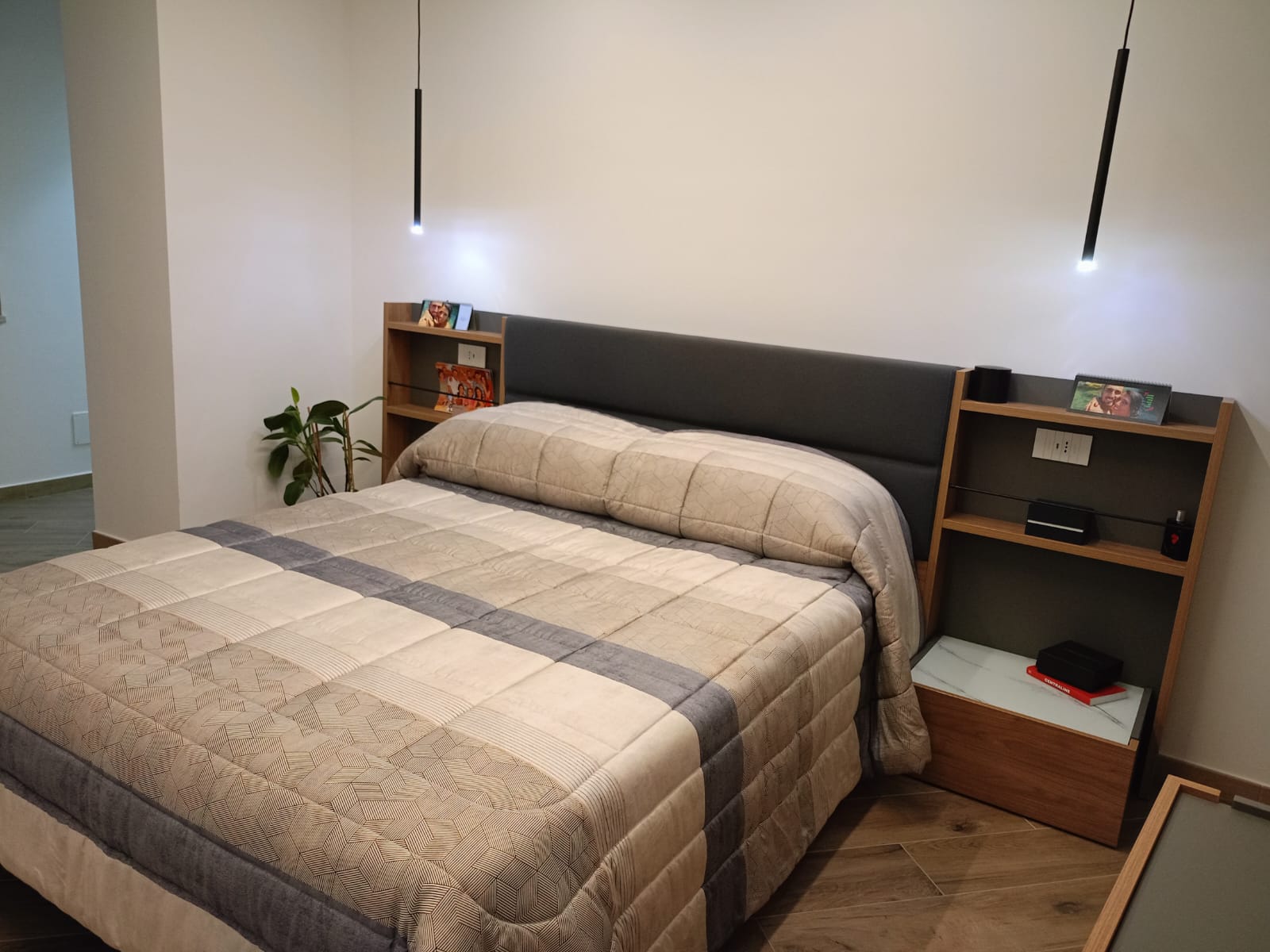 Elegante Letto matrimoniale contenitore Ester, finitura Noce biondo e Grigio cenere con testata tessuto Grigio