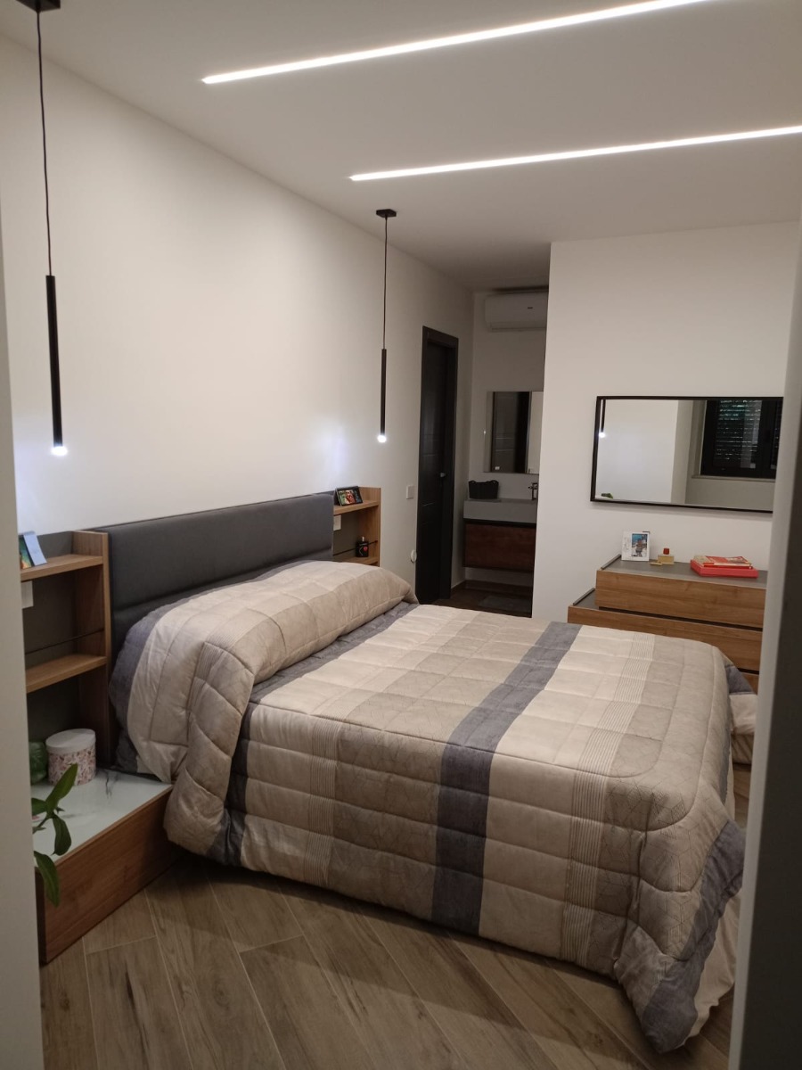 Elegante Letto matrimoniale contenitore Ester, finitura Noce biondo e Grigio cenere con testata tessuto Grigio