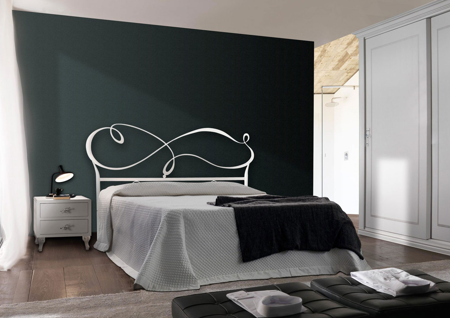 letto matrimoniale bianco con giroletto in ferro