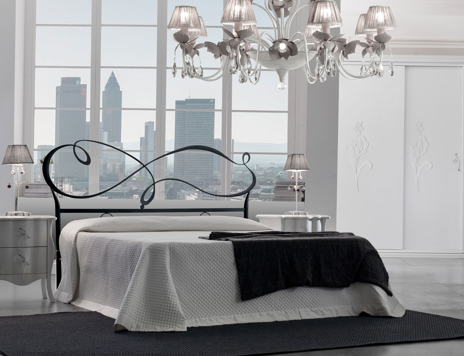 letto matrimoniale bianco con giroletto in ferro