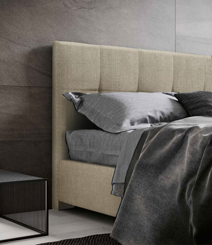 Letto matrimoniale beige imbottito, testata retrofinita