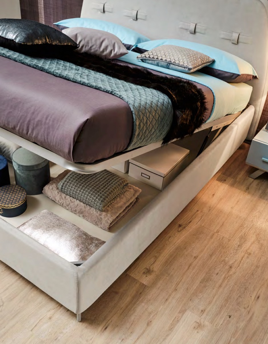 Letto matrimoniale Marie in tessuto Povere con decorazione in testata