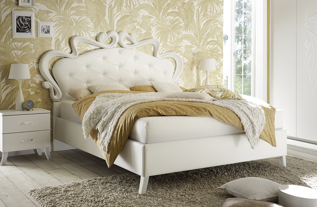 Letto matrimoniale di design, testiera in ecopelle con fregio in espanso