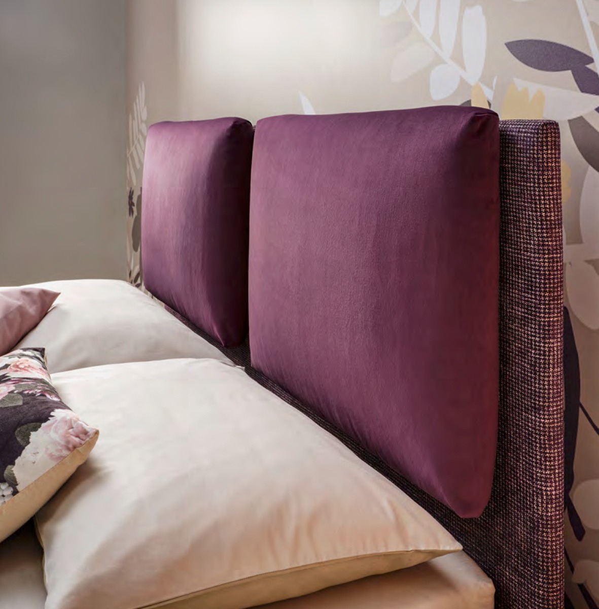 Letto matrimoniale Leila con cuscini in testata, finitura Prugna e Mirto