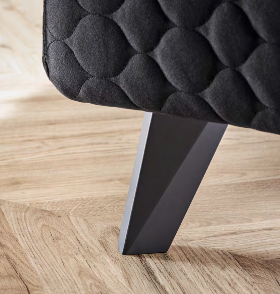 Letto matrimoniale Suri in tessuto Lavagna velvet con testata lavorata