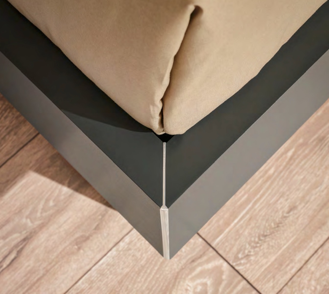 Letto matrimoniale Yan in finitura Grafite con inserti in tessuto