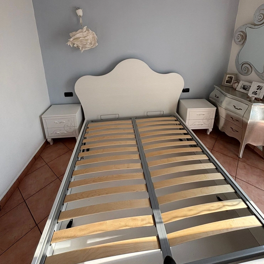 Letto matrimoniale Vittoria con testata retrofinita in finitura Bucaneve