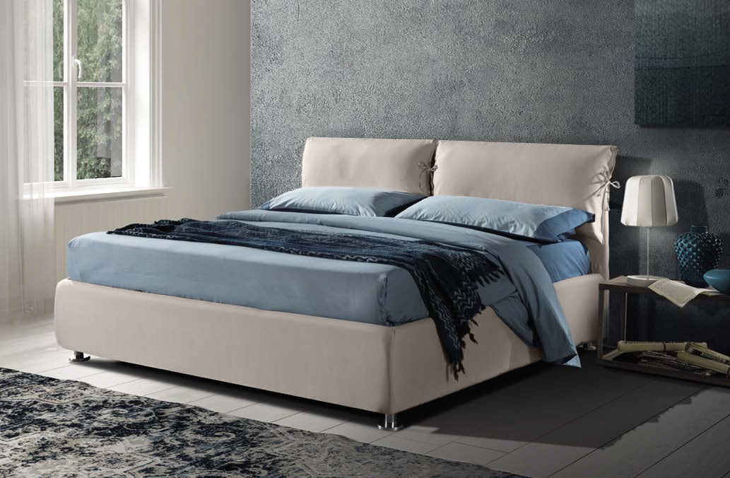 Letto in tessuto matrimoniale con cuscini, finitura Nebbia