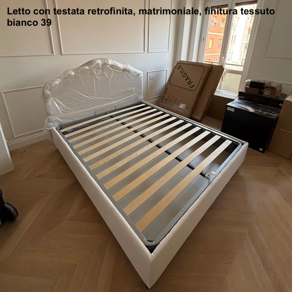 Letto con testata retrofinita, matrimoniale, finitura tessuto panna