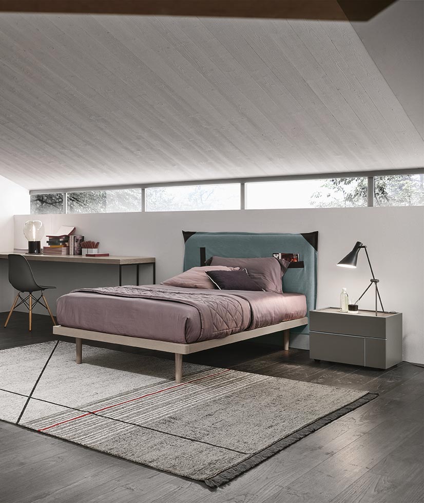 Letto con testata imbottita, finitura Frassino oriente, tessuto Salvia ed ecopelle nero