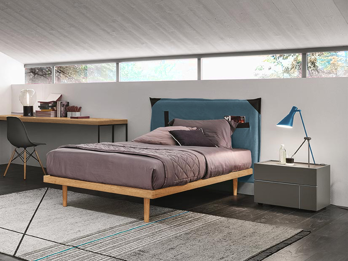 Letti una piazza e mezza, letto con testata imbottita e giroletto in legno, finitura Nodato chiaro e tessuto Blu