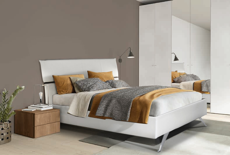 Camera con armadio battente 6 ante, letto in Ecopelle, finitura Cemento artico e Rovere Cognac