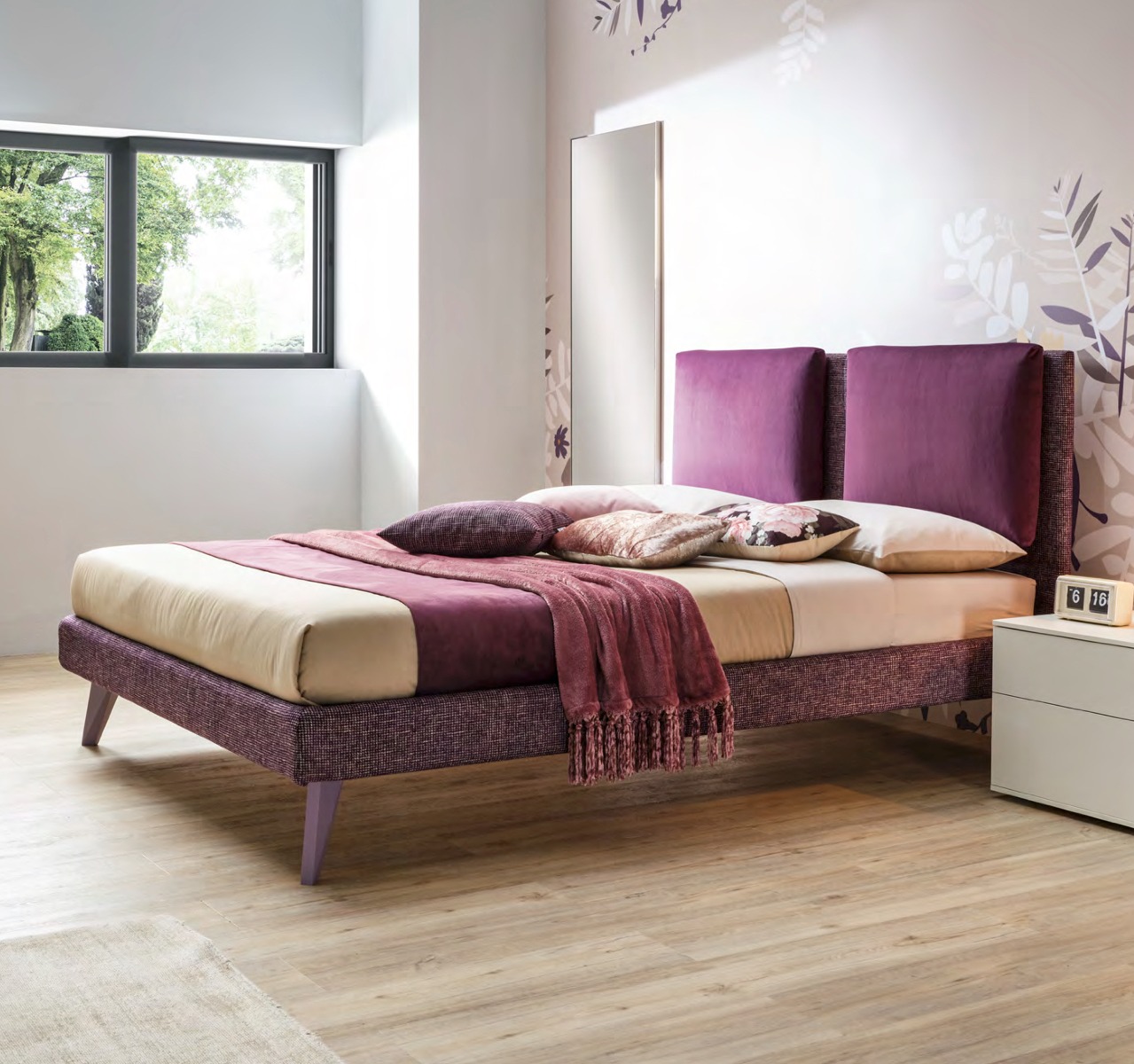 Letto matrimoniale Leila con cuscini in testata, finitura Prugna e Mirto