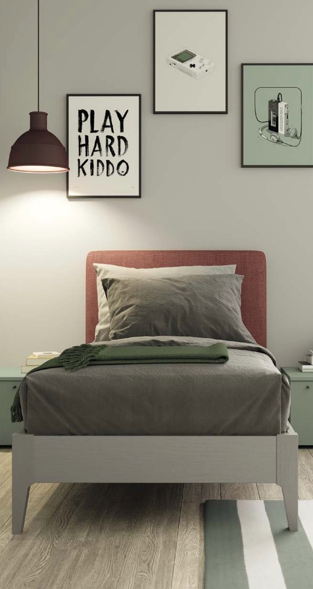 Letto rosso singolo, testata in tessuto e giroletto finitura Rovere dorian