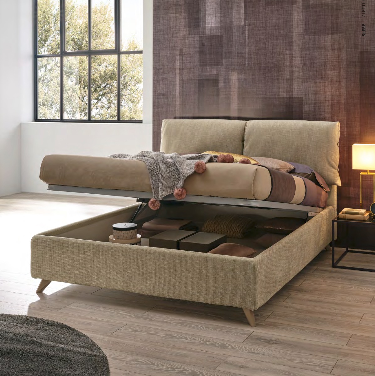 Letto matrimoniale Sugar con cuscini, tessuto Cappuccino con piedini tabacco