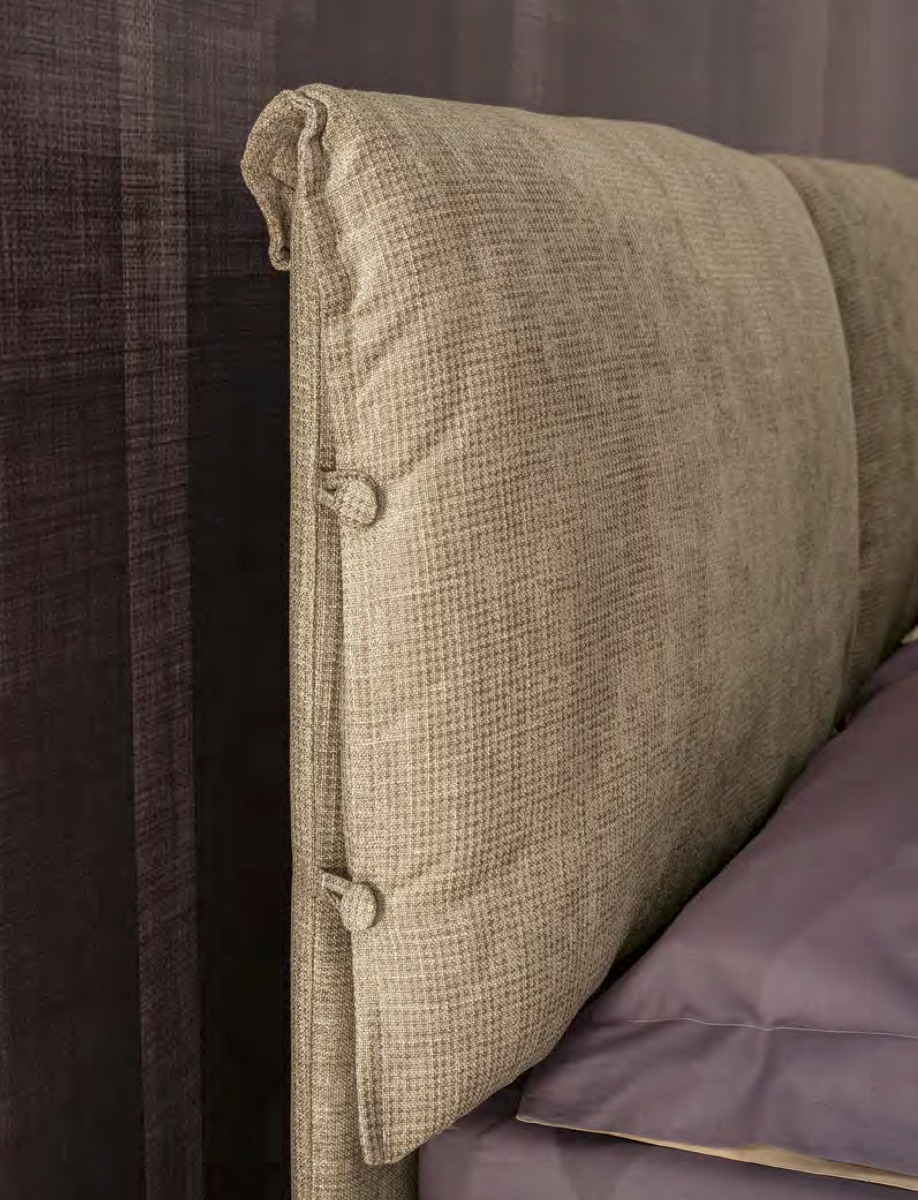 Letto matrimoniale Sugar con cuscini, tessuto Cappuccino con piedini tabacco