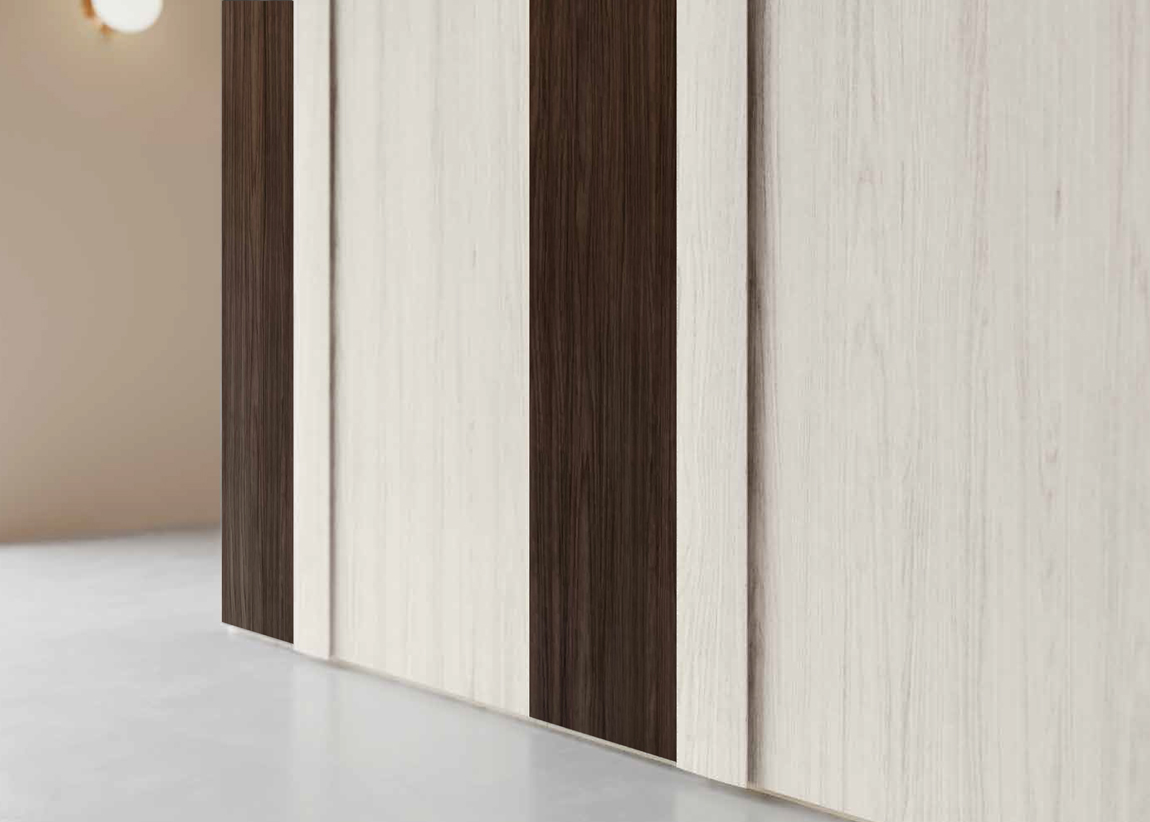 Armadio con 6 ante battenti di alta qualità in finitura Bianco Altea e Noce moro