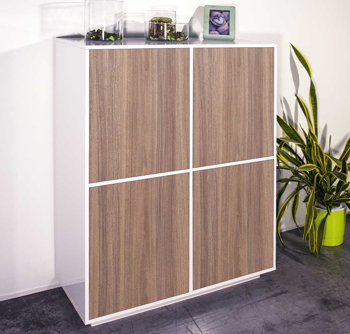 Moderna madia bianca laccata lucida e ante in finitura noce caracalla