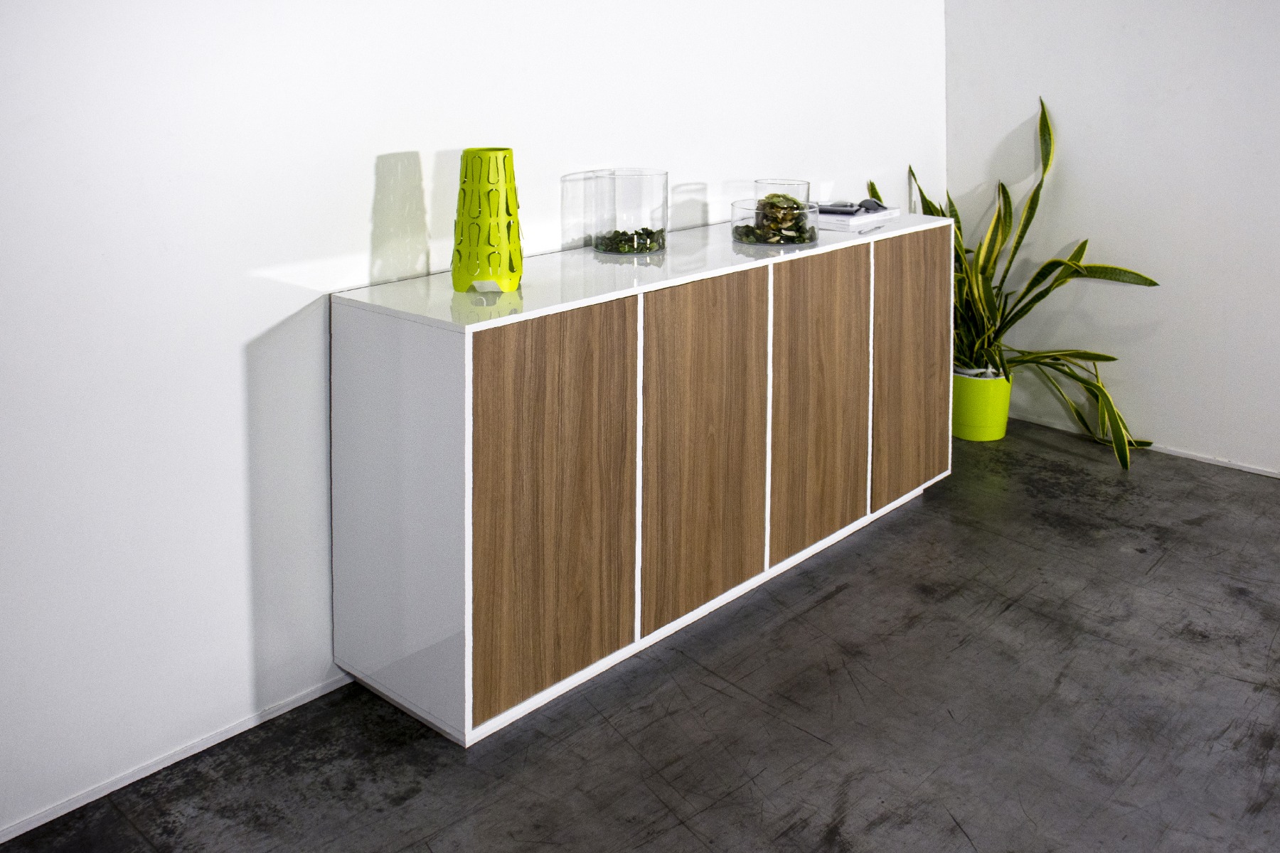 Credenza in appoggio in finitura bianco lucido e noce caracalla