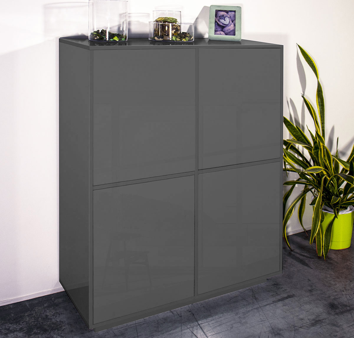 Madia moderna di design in finitura antracite laccato lucido con quattro ante