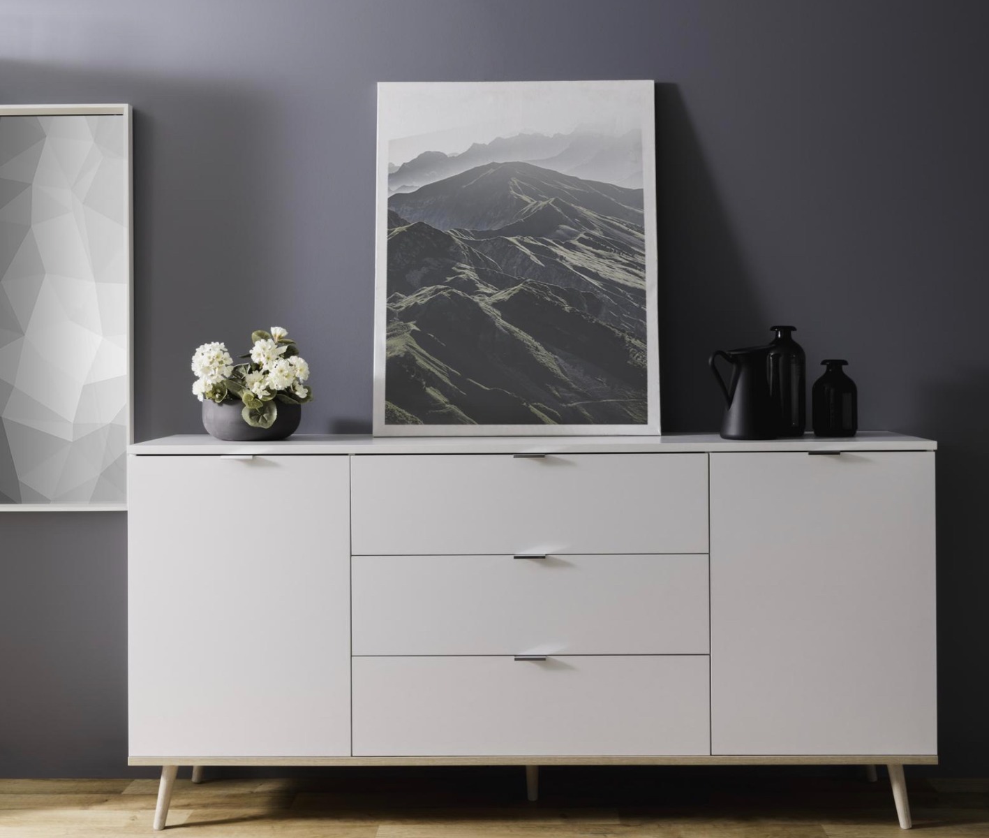 Soggiorno in stile nordico con vetrina e madia, finitura Bianco e Quercia