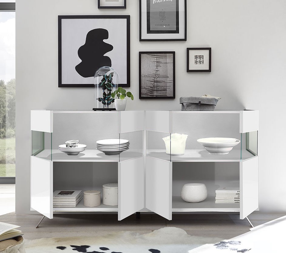 Sala moderna composta da Madia 2 e 3 ante, finitura bianco lucido, piedino in ferro e interni bianchi opachi