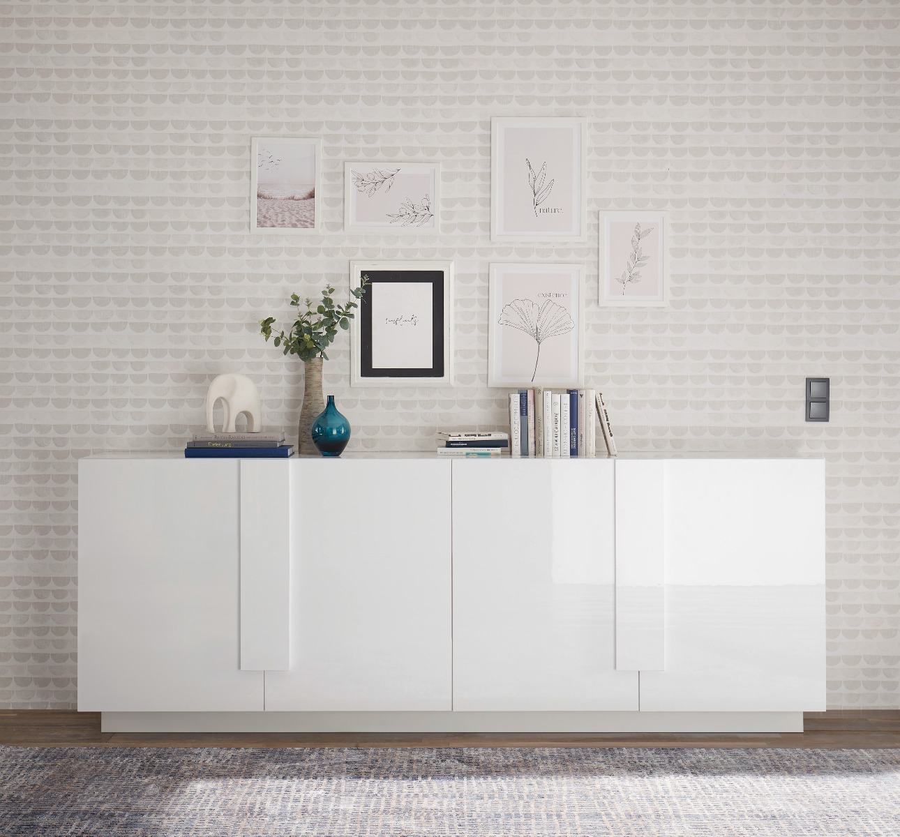 Soggiorno bianco moderno con tavolo, credenza e colonna
