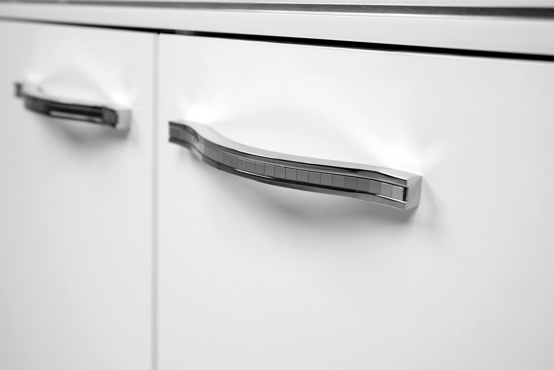 Madia multiuso 4 ante 3 cassetti in finitura Bianco lucido