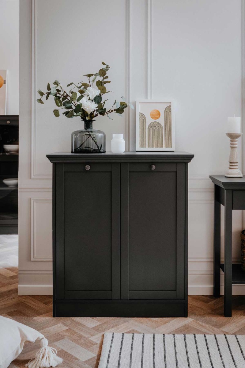 Composizione scandinava per l'ingresso in finitura grigio antracite