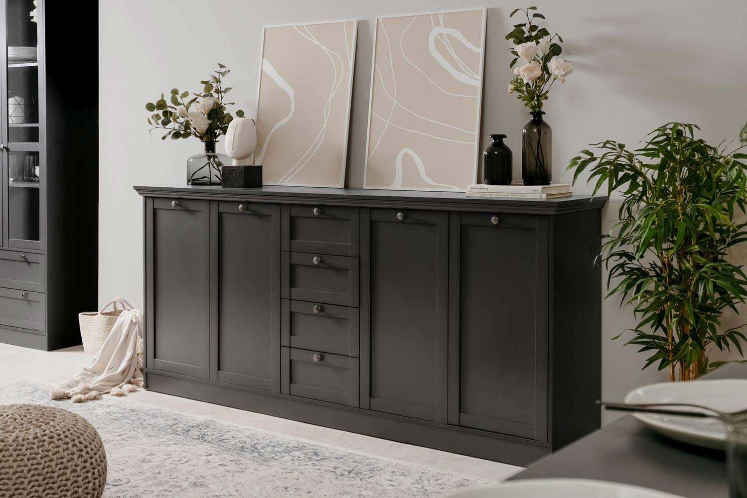 Sala di design in finitura grigio antracite completa di due madie e vetrina