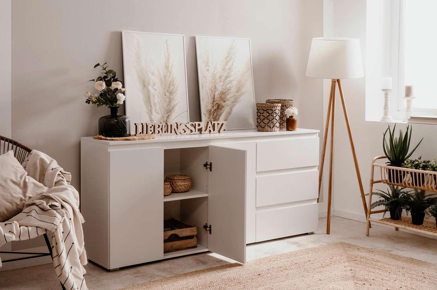 Madia in finitura bianca opaca in stile scandinavo, tre ante e tre cassetti