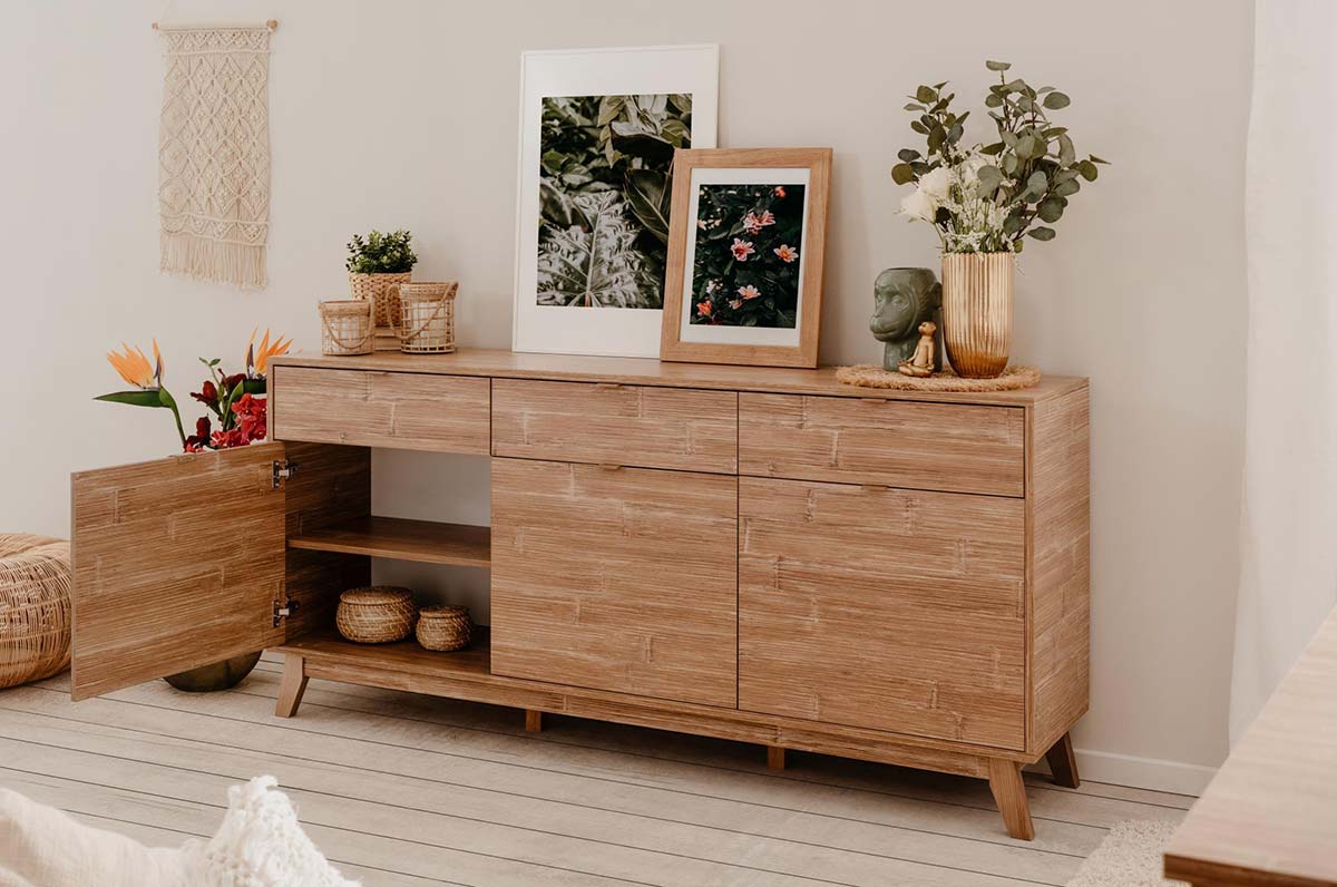 Credenza di design in finitura bamboo con tre ante e tre cassetti 