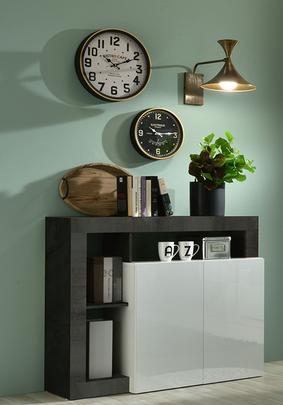 Soggiorno moderno di design composto da parete attrezzata e madia a 2 ante in finitura bianco e ossido