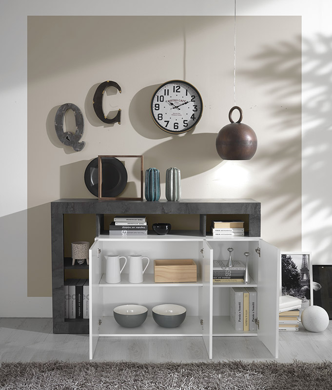 Madia moderna di design a 3 ante con un ripiano in finitura bianco laccato lucido e pero