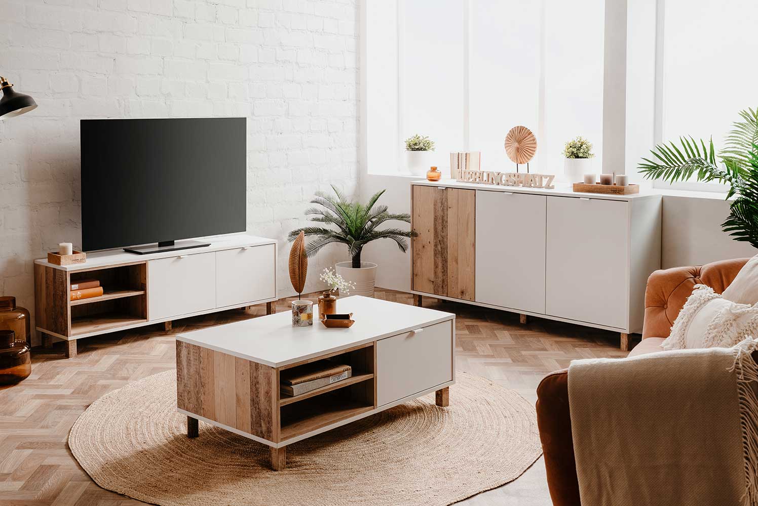 Tavolino Kilsbo con una ribalta e un ripiano in finitura Bianco opaco e Legno vecchio