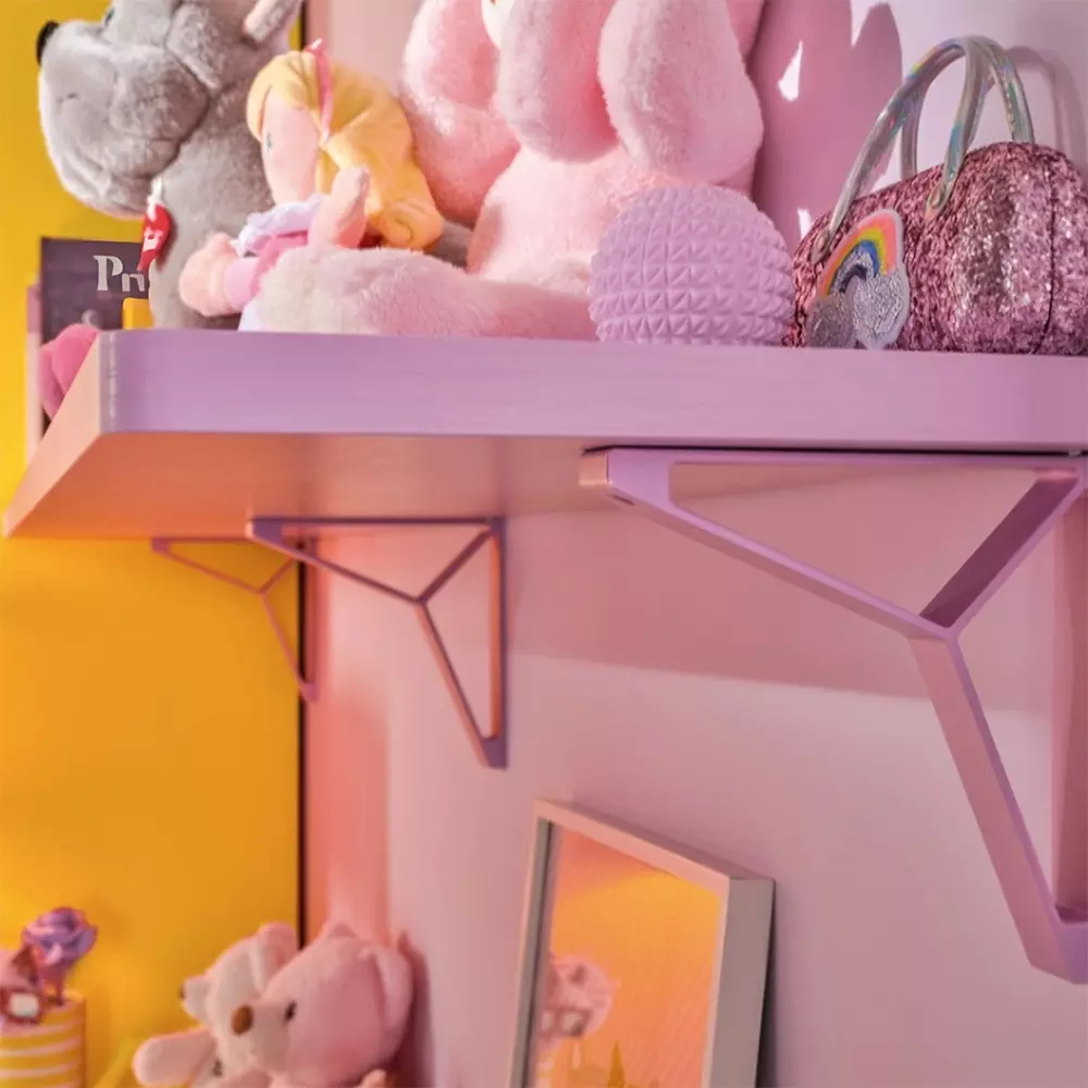 scrivania lilla e gialla