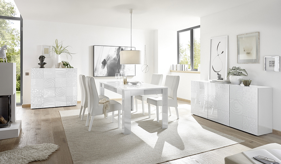 Sala completa di tavolo e 2 madie in bianco laccato lucido serigrafato