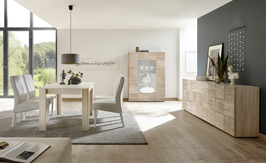 Sala completa di tavolo, madia e vetrina in rovere serigrafato