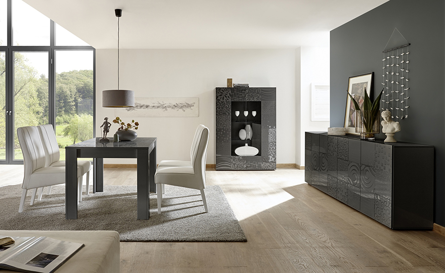 Sala completa di tavolo, madia e vetrina, grigio serigrafato