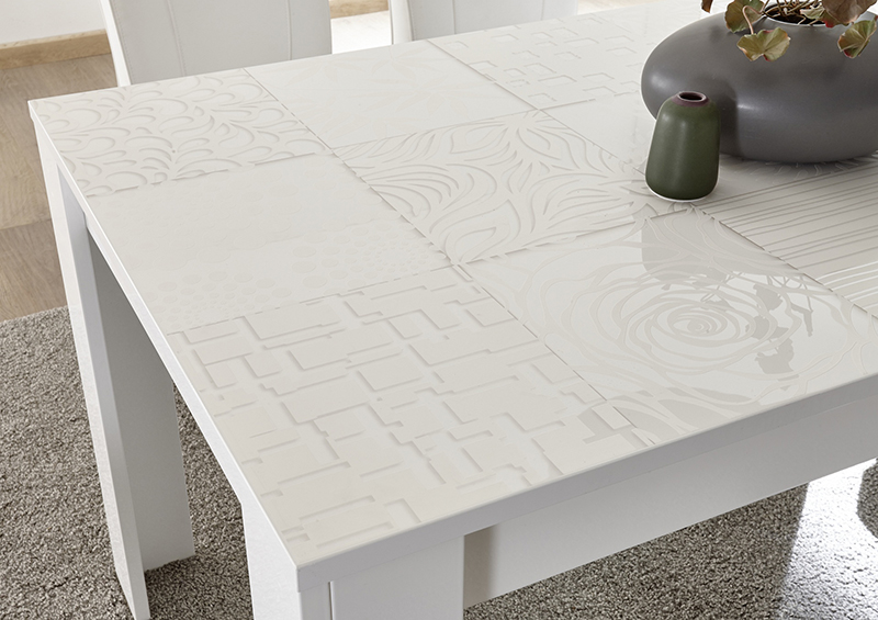 Sala completa di tavolo, 1 madia con 4 cassetti e 1 madia 2 ante in bianco laccato lucido serigrafato